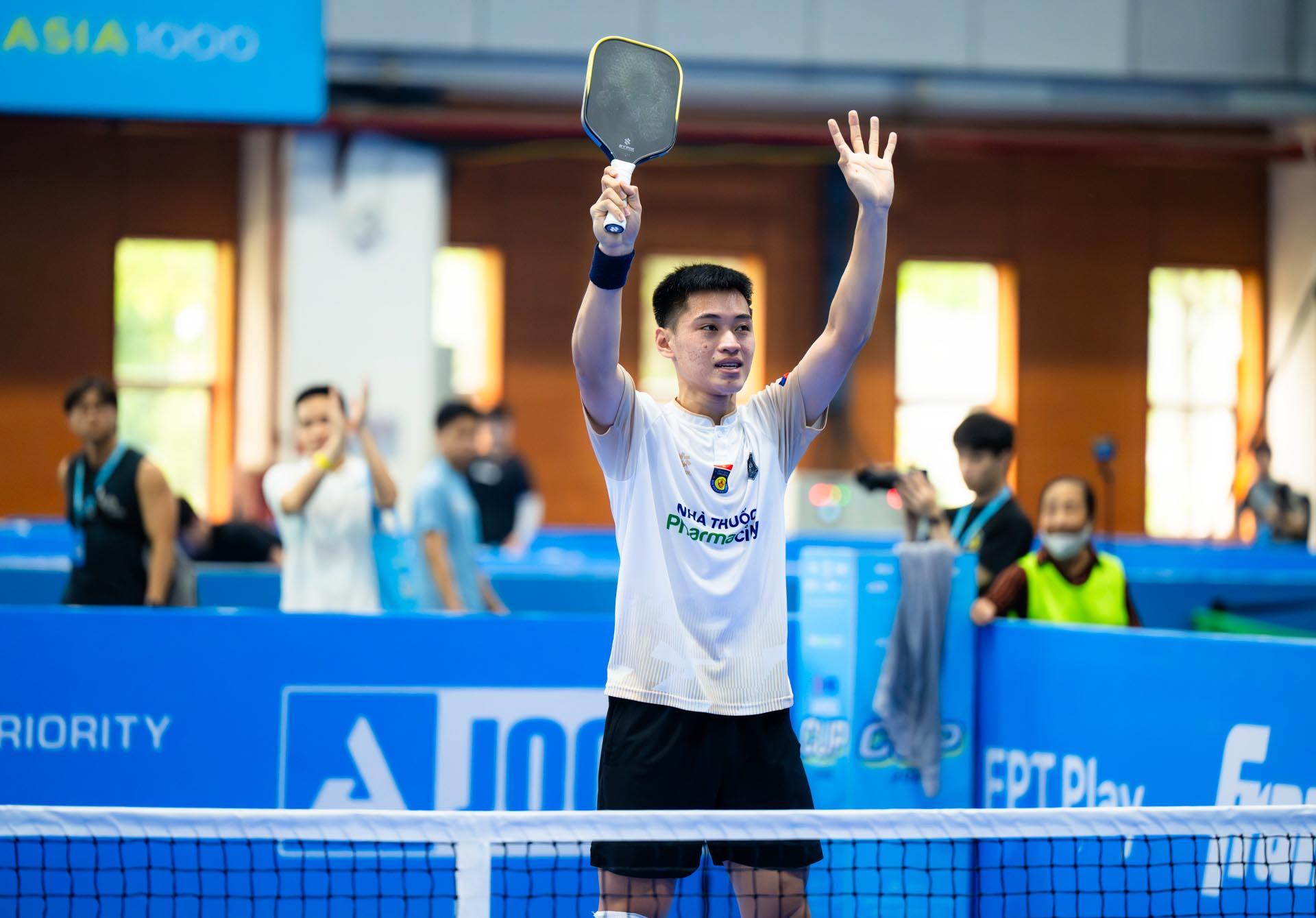 Vinh Hiển nén đau chấn thương, 