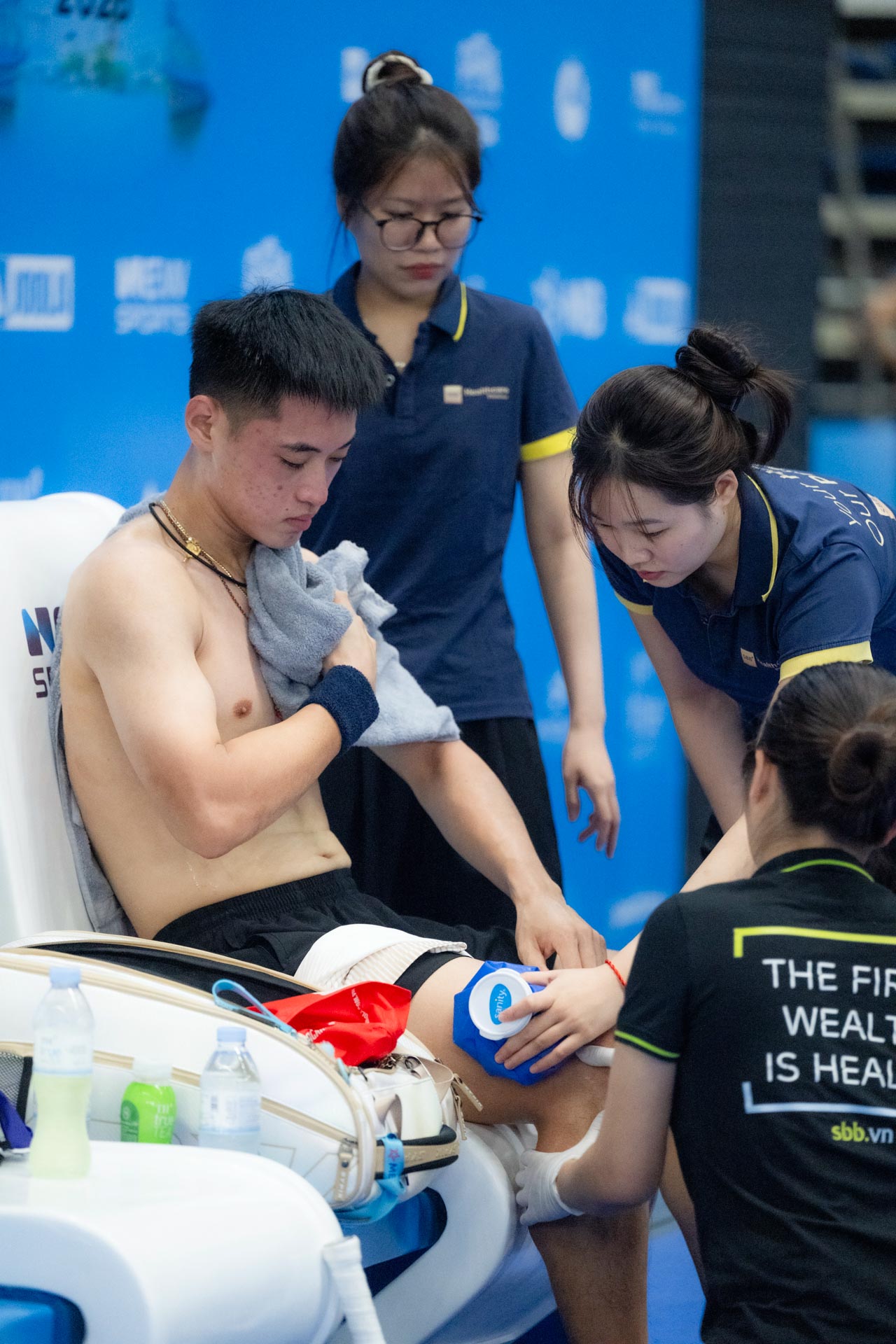 Vinh Hiển nén đau chấn thương, 