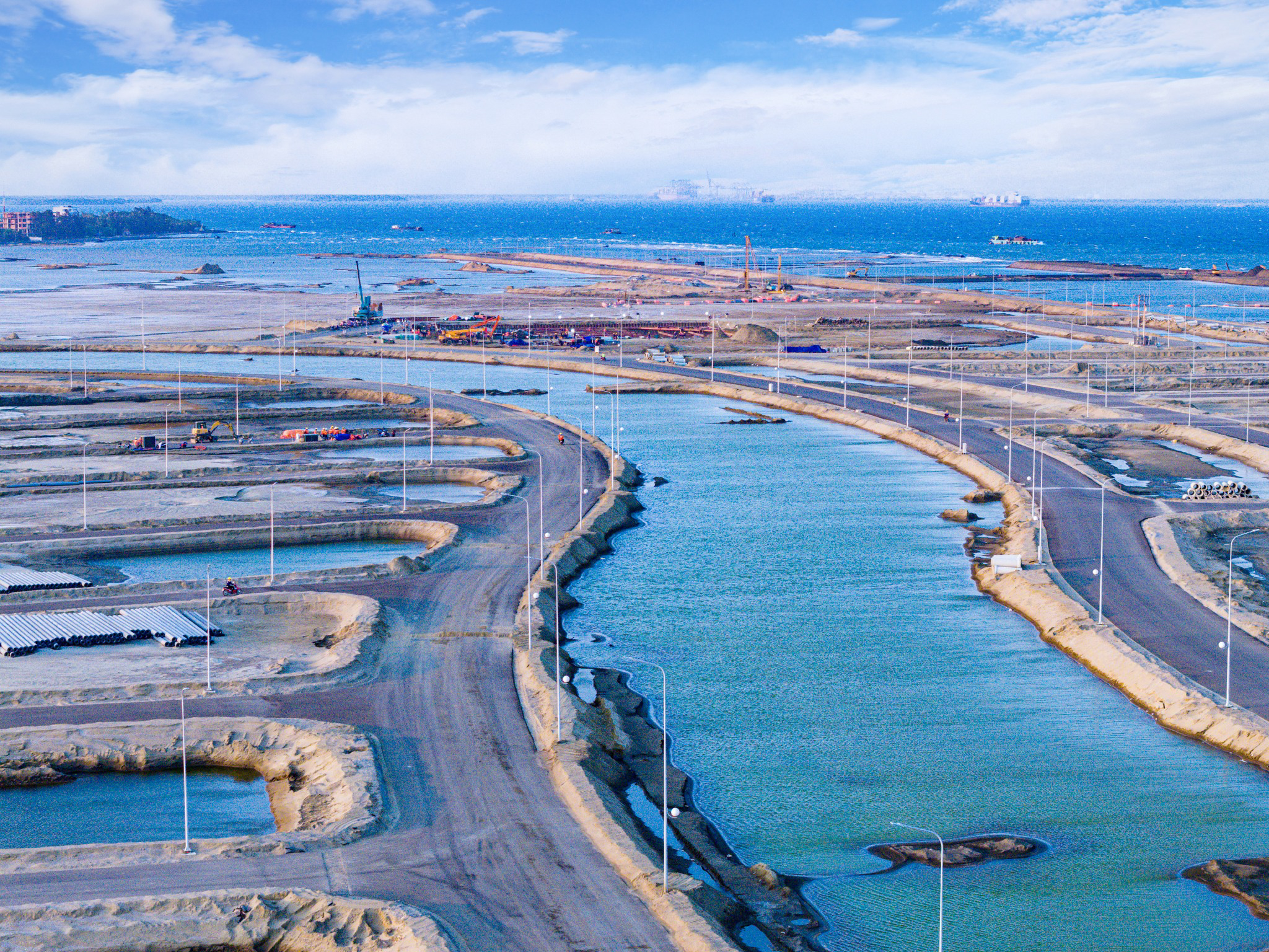 Đại đô thị 10 tỷ USD của tỷ phú Phạm Nhật Vượng dần lộ diện: Hàng nghìn xe chạy cả ngày lẫn đêm, nhà hát 5.000 chỗ bắt đầu xây dựng - Ảnh 10.