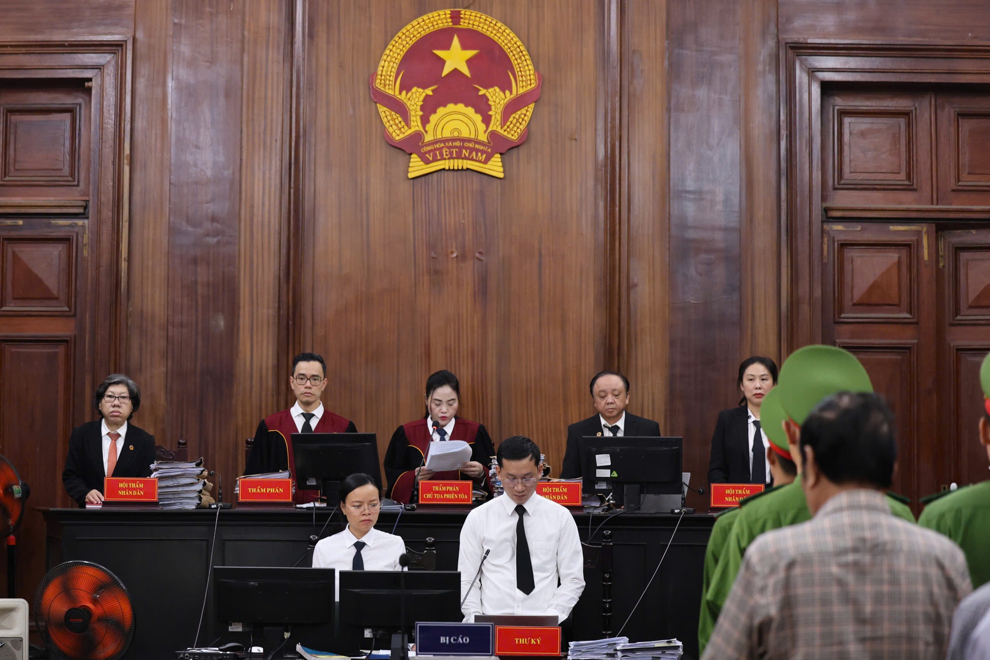 Bắt đầu xét xử 22 bị cáo 