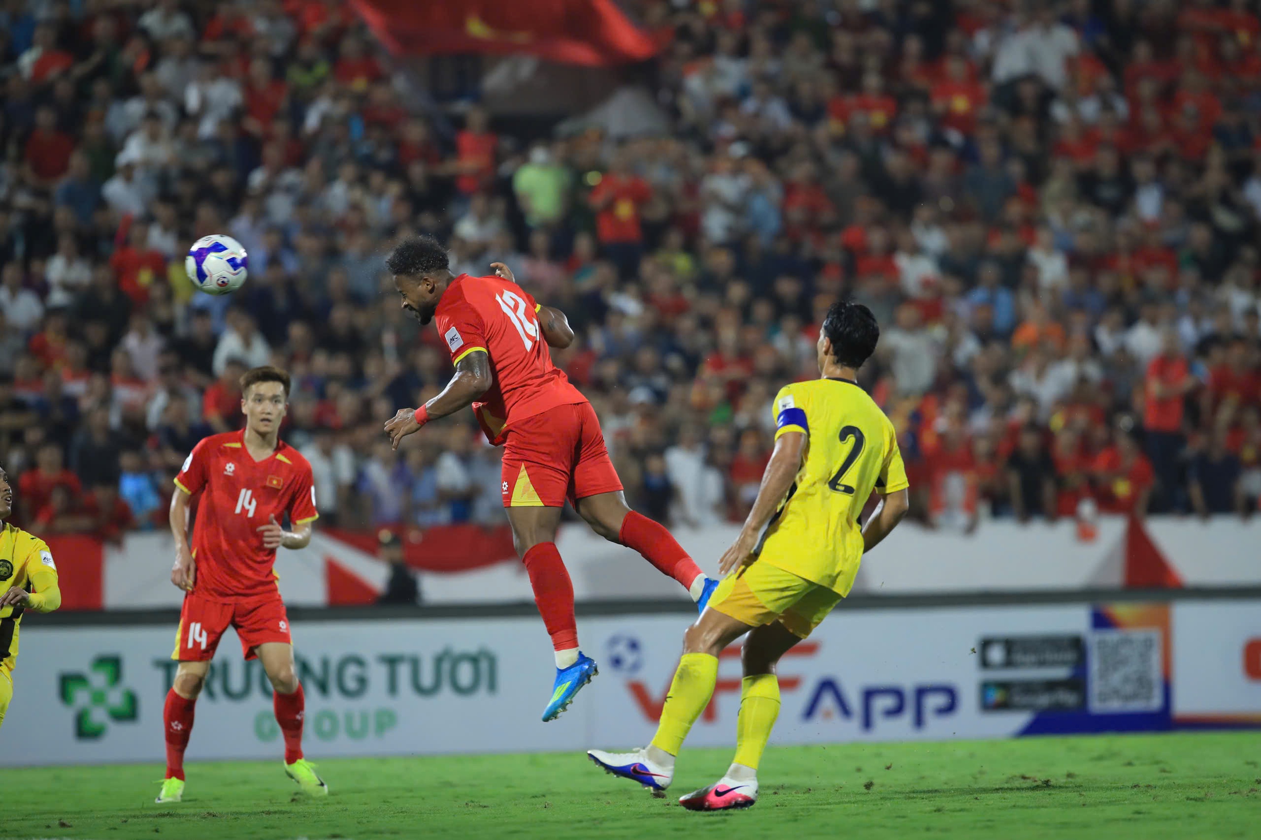 Thắng 3-1, ĐT Việt Nam khiến Malaysia 12 năm nếm mùi thất bại trên sân khách - Ảnh 2. Thắng 3-1, ĐT Việt Nam khiến Malaysia 12 năm nếm mùi thất bại trên sân khách - Ảnh 2.