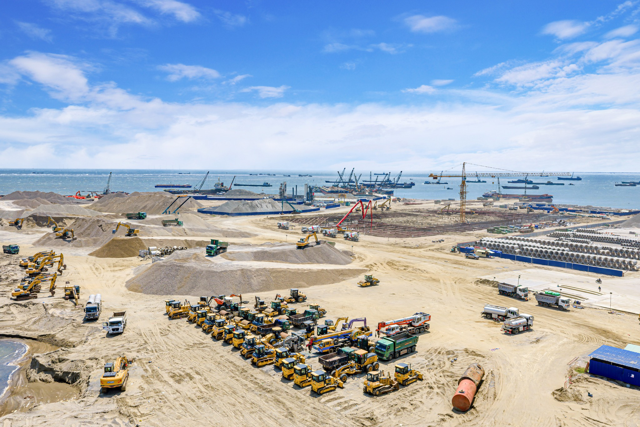 Đại đô thị 10 tỷ USD của tỷ phú Phạm Nhật Vượng dần lộ diện: Hàng nghìn xe chạy cả ngày lẫn đêm, nhà hát 5.000 chỗ bắt đầu xây dựng - Ảnh 2.