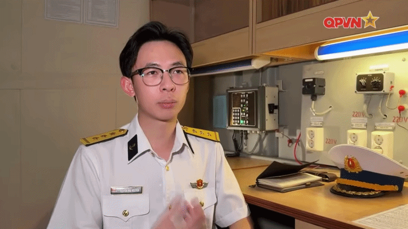 Thượng uý - Trợ lý phòng Đối ngoại, Bộ Tham mưu Quân chủng Hải quân gây sốt: Gương mặt tuấn tú, viết chữ đẹp như giấy khen - Ảnh 1.