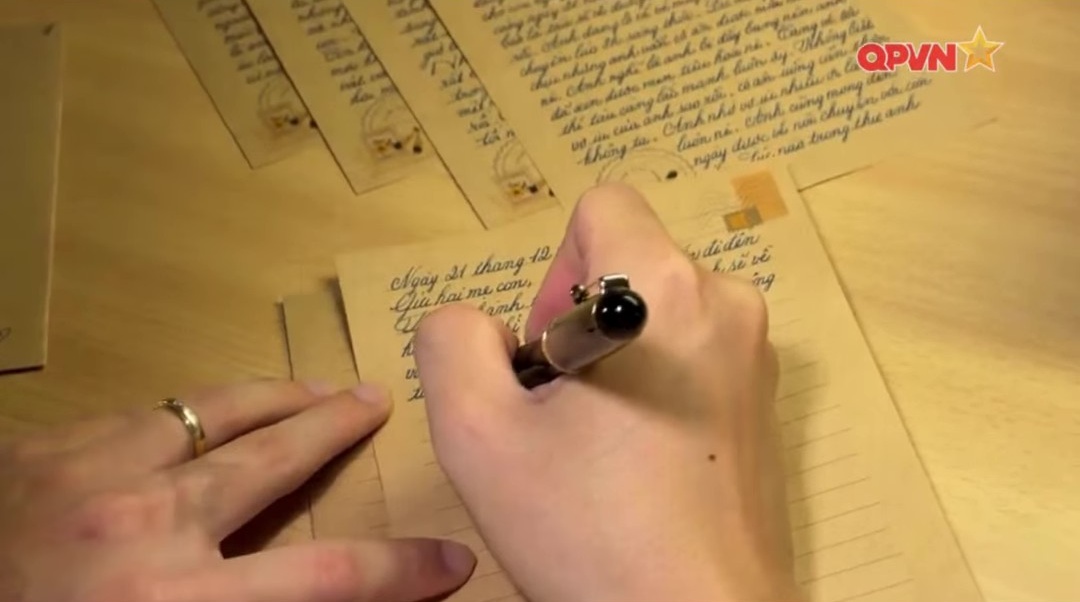 Thượng uý - Trợ lý phòng Đối ngoại, Bộ Tham mưu Quân chủng Hải quân gây sốt: Gương mặt tuấn tú, viết chữ đẹp như giấy khen - Ảnh 3.