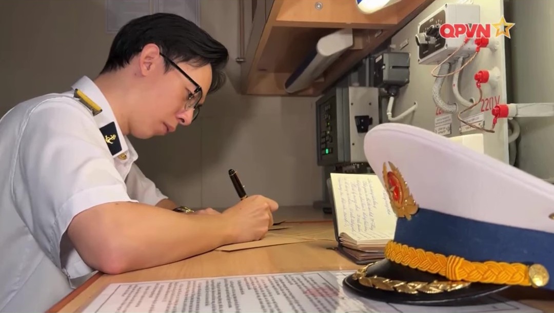 Thượng uý - Trợ lý phòng Đối ngoại, Bộ Tham mưu Quân chủng Hải quân gây sốt: Gương mặt tuấn tú, viết chữ đẹp như giấy khen - Ảnh 6.