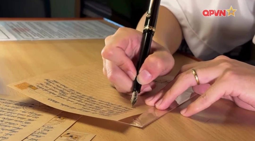 Thượng uý - Trợ lý phòng Đối ngoại, Bộ Tham mưu Quân chủng Hải quân gây sốt: Gương mặt tuấn tú, viết chữ đẹp như giấy khen - Ảnh 2.