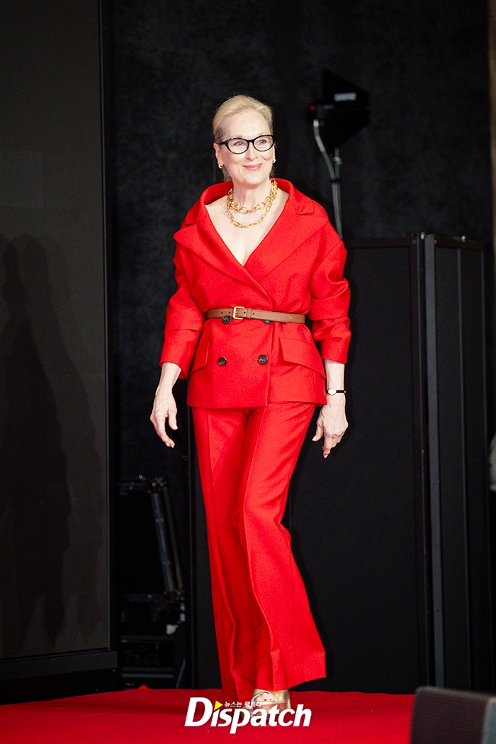 Khung hình viral nhất hôm nay: Jang Won Young đụng độ Anne Hathaway - Meryl Streep, "công chúa Kpop" có bị 2 minh tinh huyền thoại lấn át?- Ảnh 13.