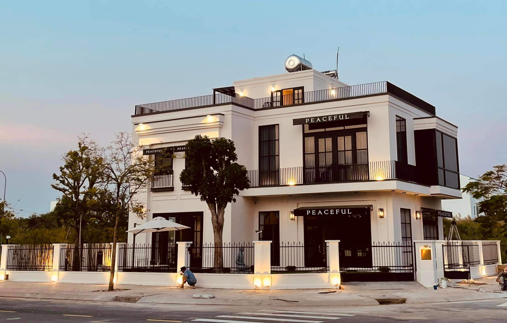 Trai nghèo miền Tây nay là ngôi sao showbiz: Sở hữu biệt thự 40 tỷ xa hoa, còn tậu cả cơ ngơi 25 tỷ tặng bố mẹ- Ảnh 1.