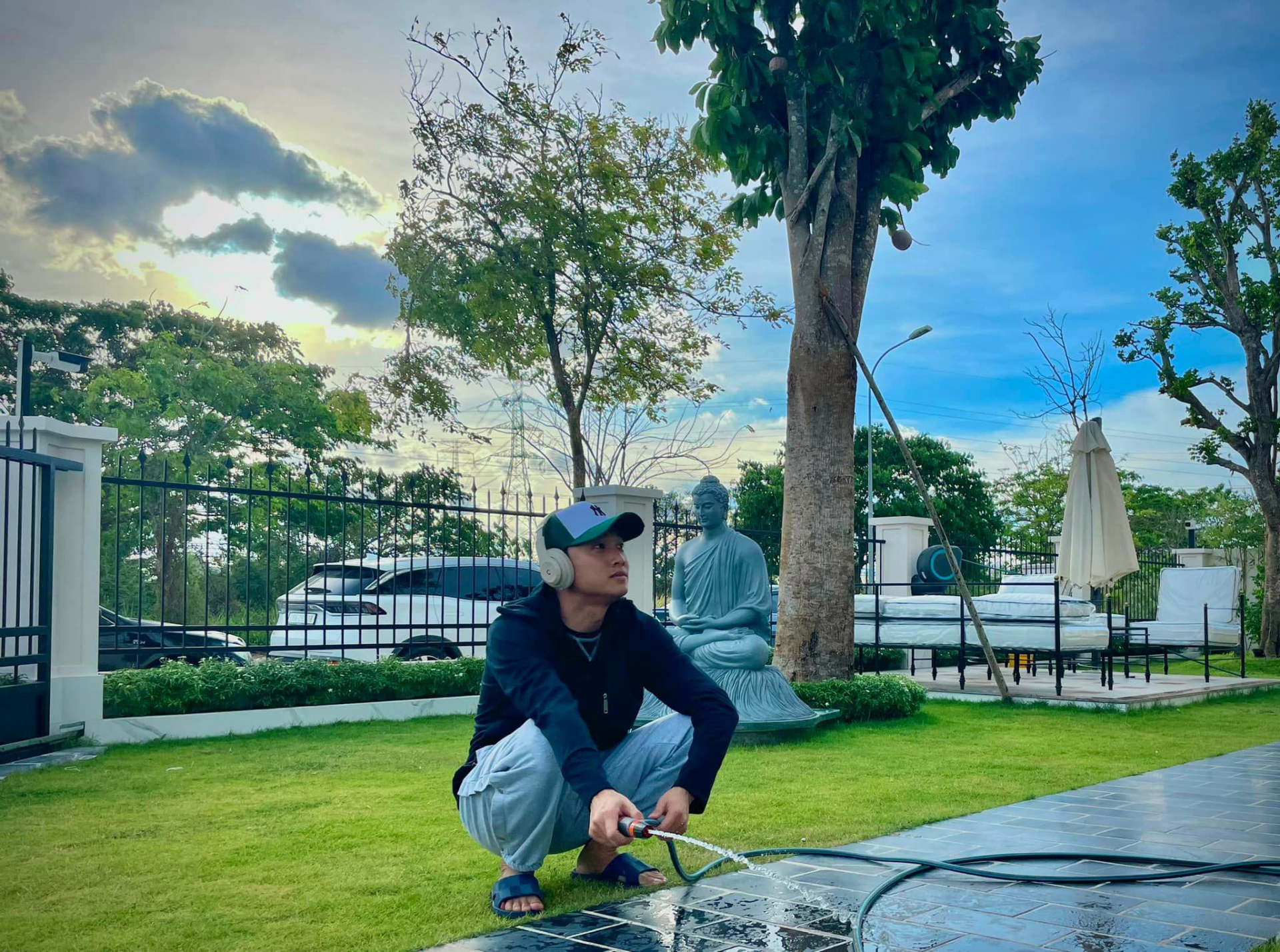 Trai nghèo miền Tây nay là ngôi sao showbiz: Sở hữu biệt thự 40 tỷ xa hoa, còn tậu cả cơ ngơi 25 tỷ tặng bố mẹ- Ảnh 16.