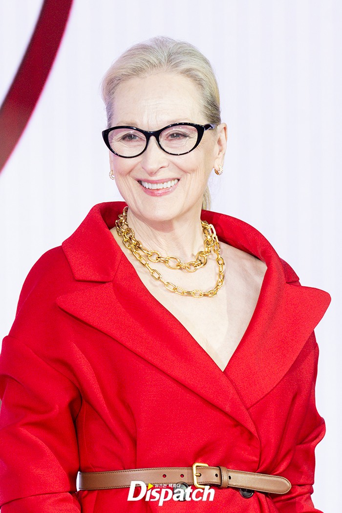 Khung hình viral nhất hôm nay: Jang Won Young đụng độ Anne Hathaway - Meryl Streep, "công chúa Kpop" có bị 2 minh tinh huyền thoại lấn át?- Ảnh 16.