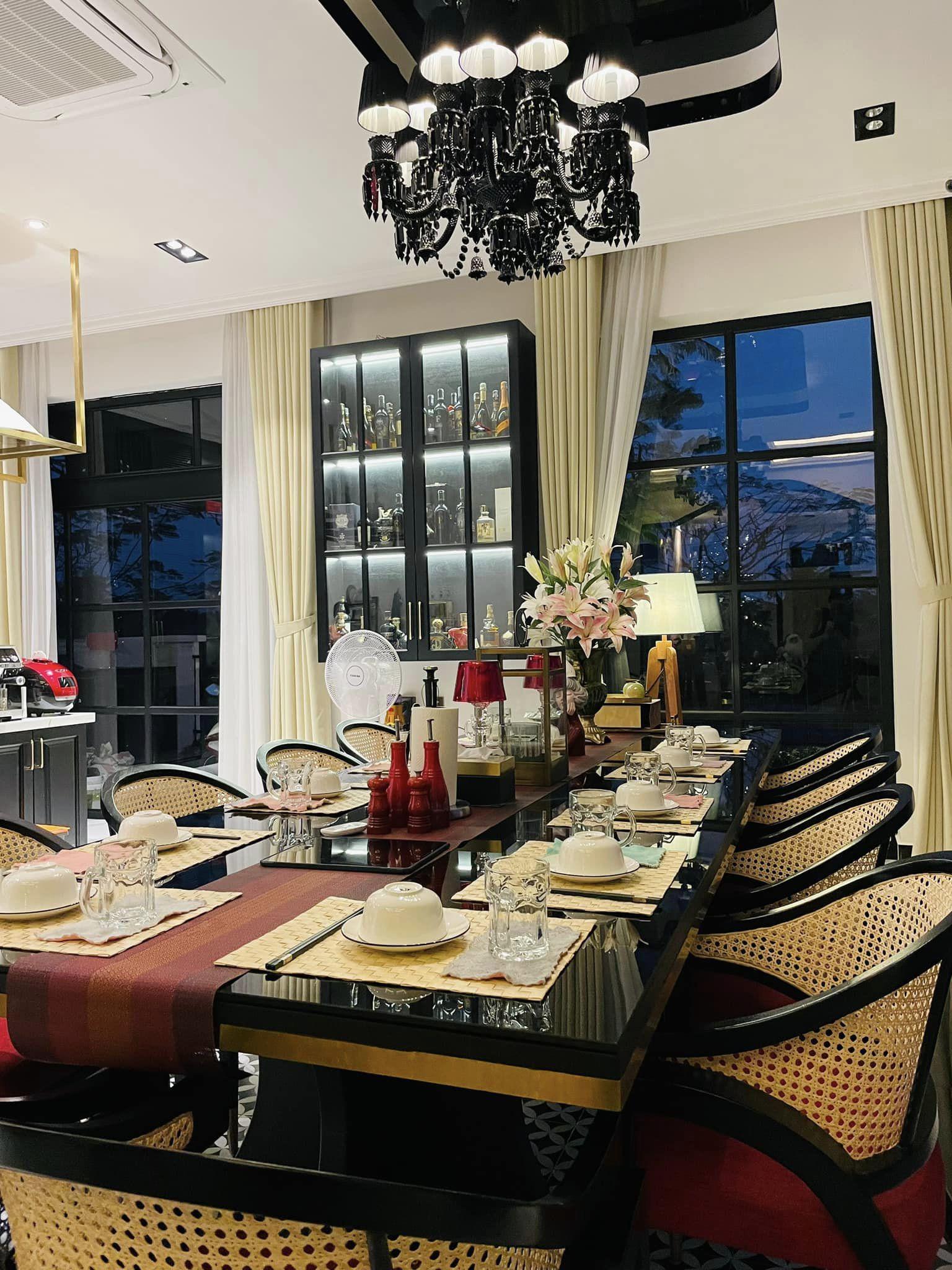 Trai nghèo miền Tây nay là ngôi sao showbiz: Sở hữu biệt thự 40 tỷ xa hoa, còn tậu cả cơ ngơi 25 tỷ tặng bố mẹ- Ảnh 9.