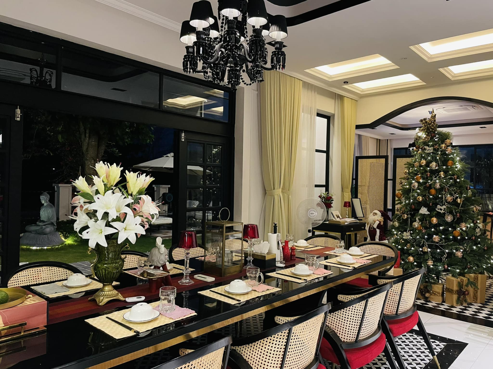 Trai nghèo miền Tây nay là ngôi sao showbiz: Sở hữu biệt thự 40 tỷ xa hoa, còn tậu cả cơ ngơi 25 tỷ tặng bố mẹ- Ảnh 8.