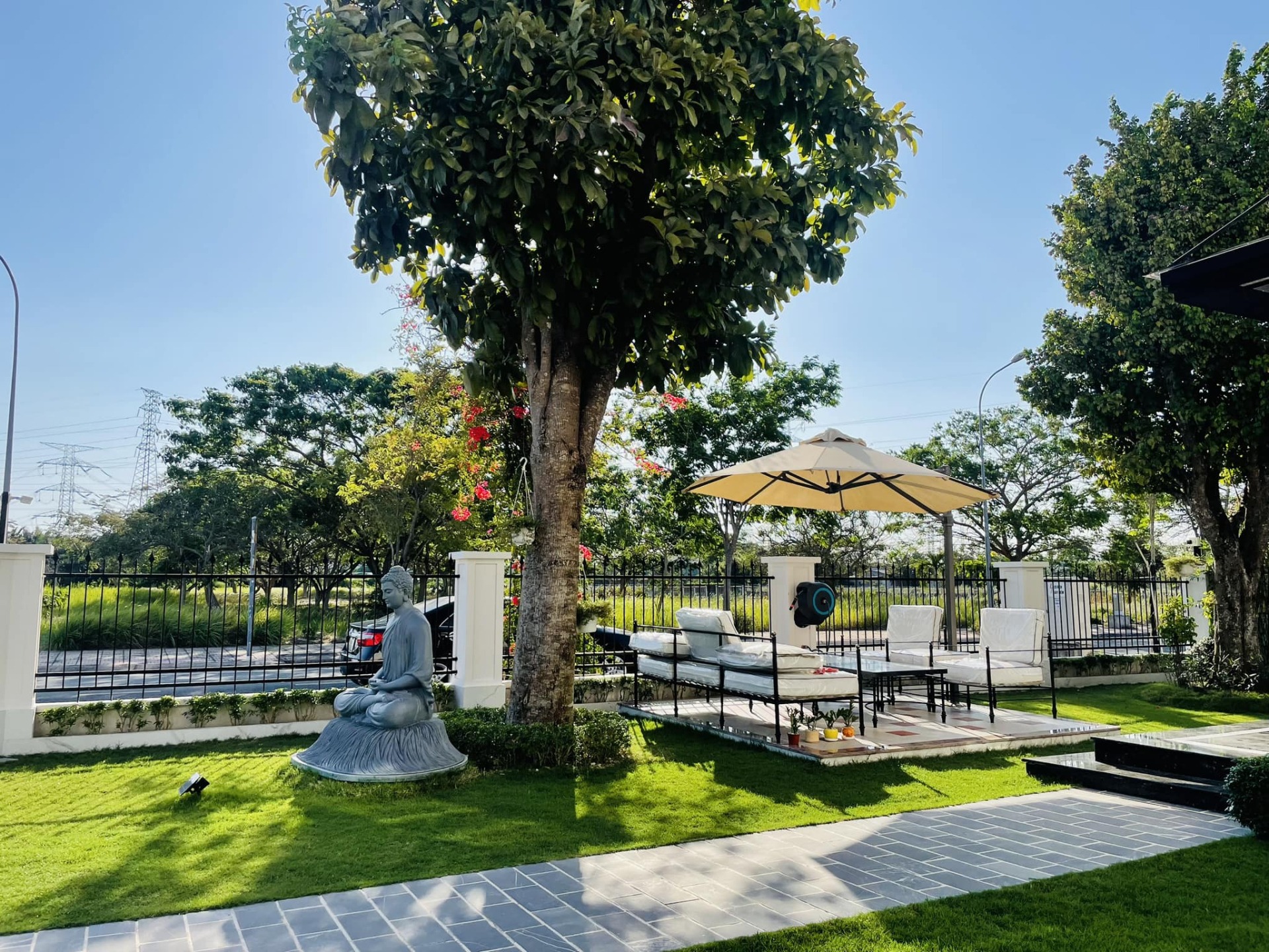 Trai nghèo miền Tây nay là ngôi sao showbiz: Sở hữu biệt thự 40 tỷ xa hoa, còn tậu cả cơ ngơi 25 tỷ tặng bố mẹ- Ảnh 5.