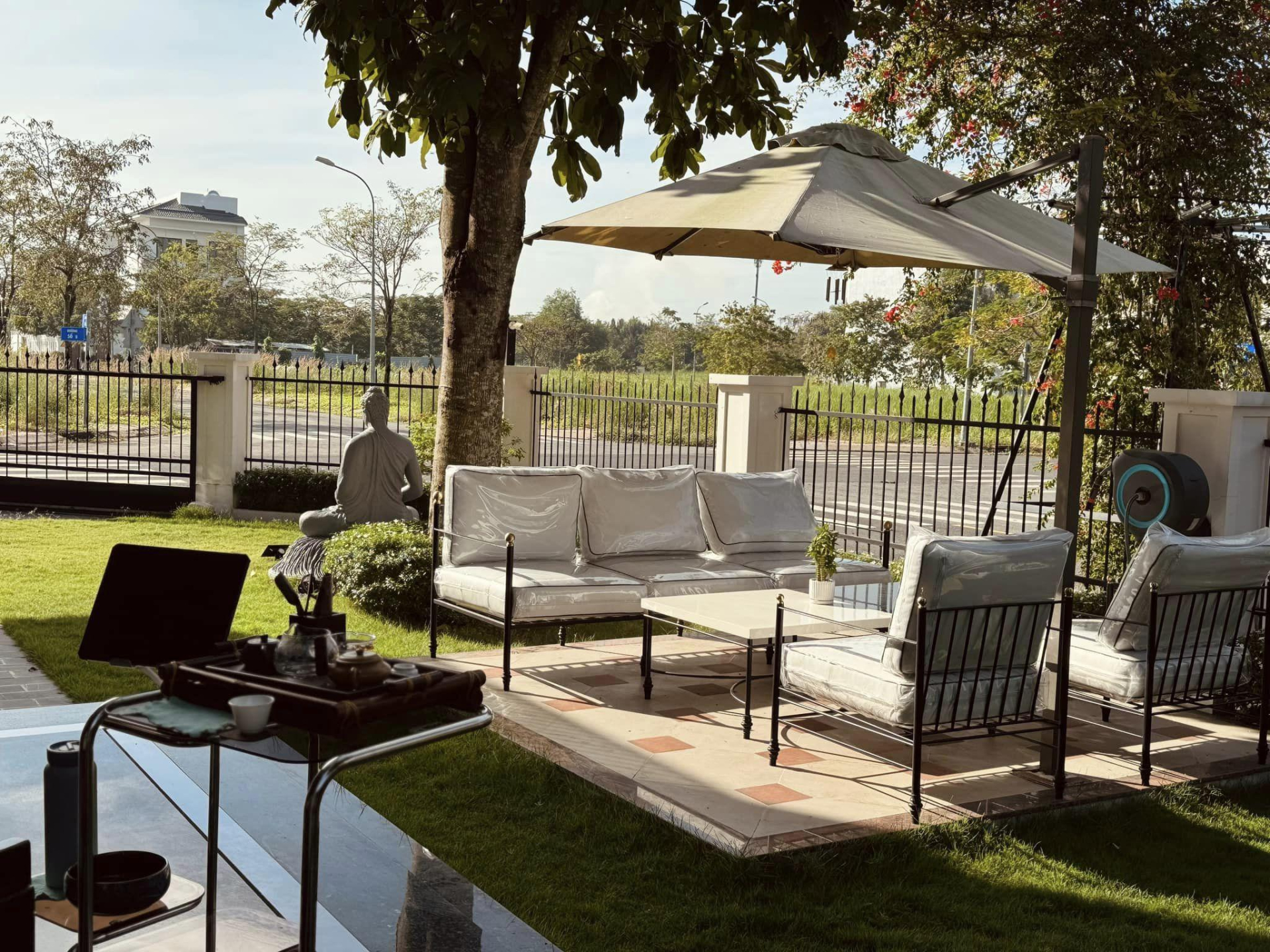 Trai nghèo miền Tây nay là ngôi sao showbiz: Sở hữu biệt thự 40 tỷ xa hoa, còn tậu cả cơ ngơi 25 tỷ tặng bố mẹ- Ảnh 4.