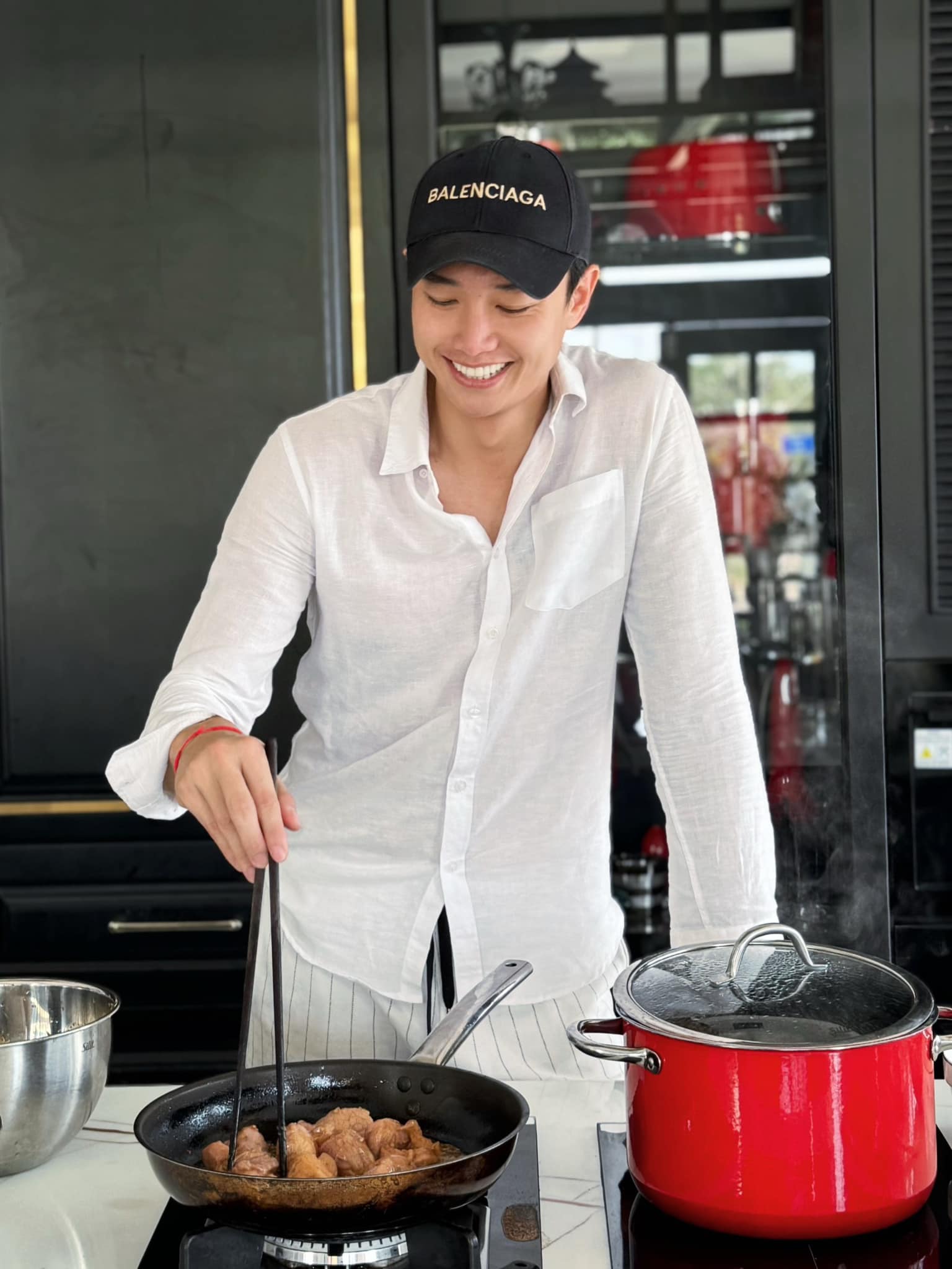 Trai nghèo miền Tây nay là ngôi sao showbiz: Sở hữu biệt thự 40 tỷ xa hoa, còn tậu cả cơ ngơi 25 tỷ tặng bố mẹ- Ảnh 13.