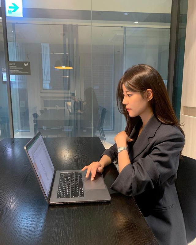 Từ điển công sở 2026: 8 khái niệm mới ra đời chỉ để miêu tả SỰ BẾ TẮC của dân văn phòng- Ảnh 2.