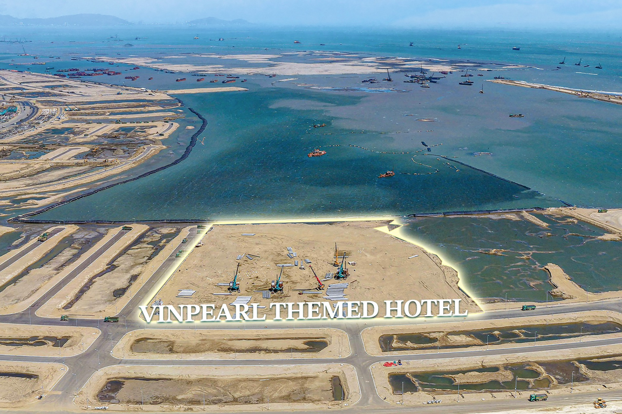 Đại đô thị 10 tỷ USD của tỷ phú Phạm Nhật Vượng dần lộ diện: Hàng nghìn xe chạy cả ngày lẫn đêm, nhà hát 5.000 chỗ bắt đầu xây dựng - Ảnh 5.