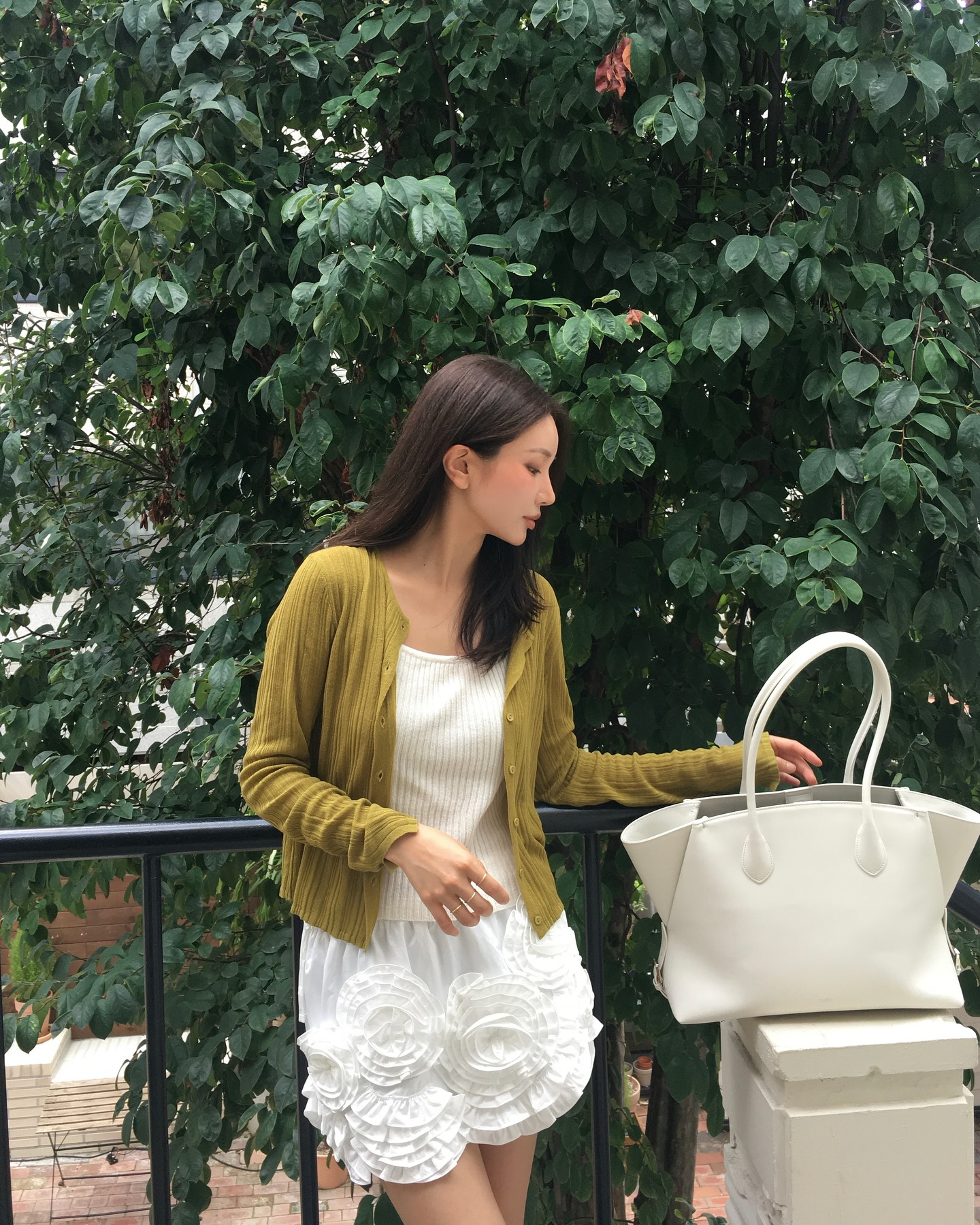 4 cách mặc chân váy ngắn đẹp từ dạo phố tới đi du lịch, lên hình sống ảo cực xinh- Ảnh 1.