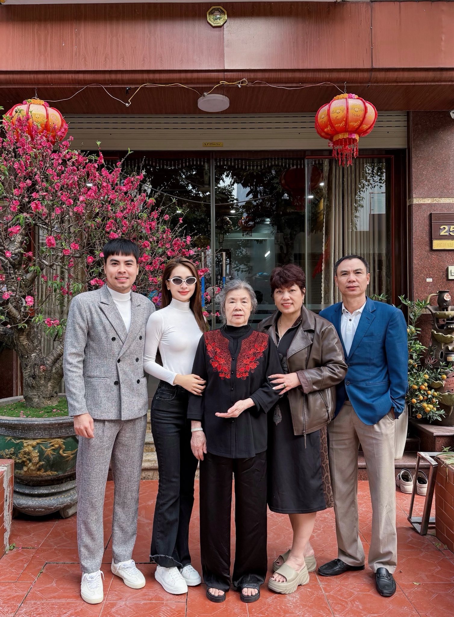 MC Mù Tạt khi cưới tuyển thủ Đức Huy: "Chồng không thích cho đi làm sớm nhưng không nói chồng nuôi", bố chồng cực cưng chiều- Ảnh 3.