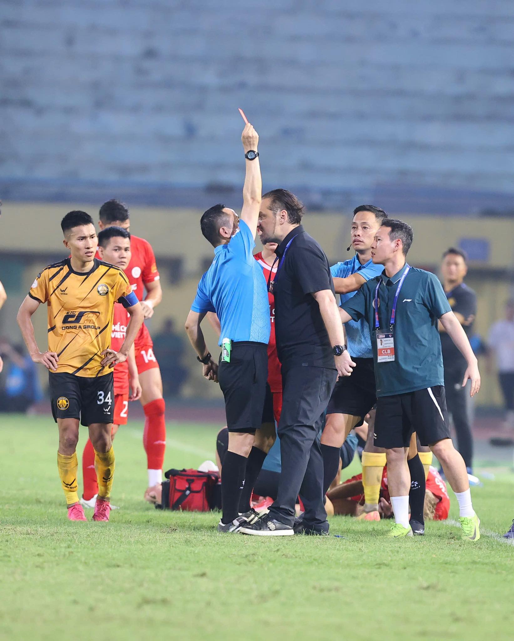 HLV Popov bị cấm chỉ đạo 4 trận, phạt 20 triệu đồng vì phản ứng quá khích ở V.League  - Ảnh 1.