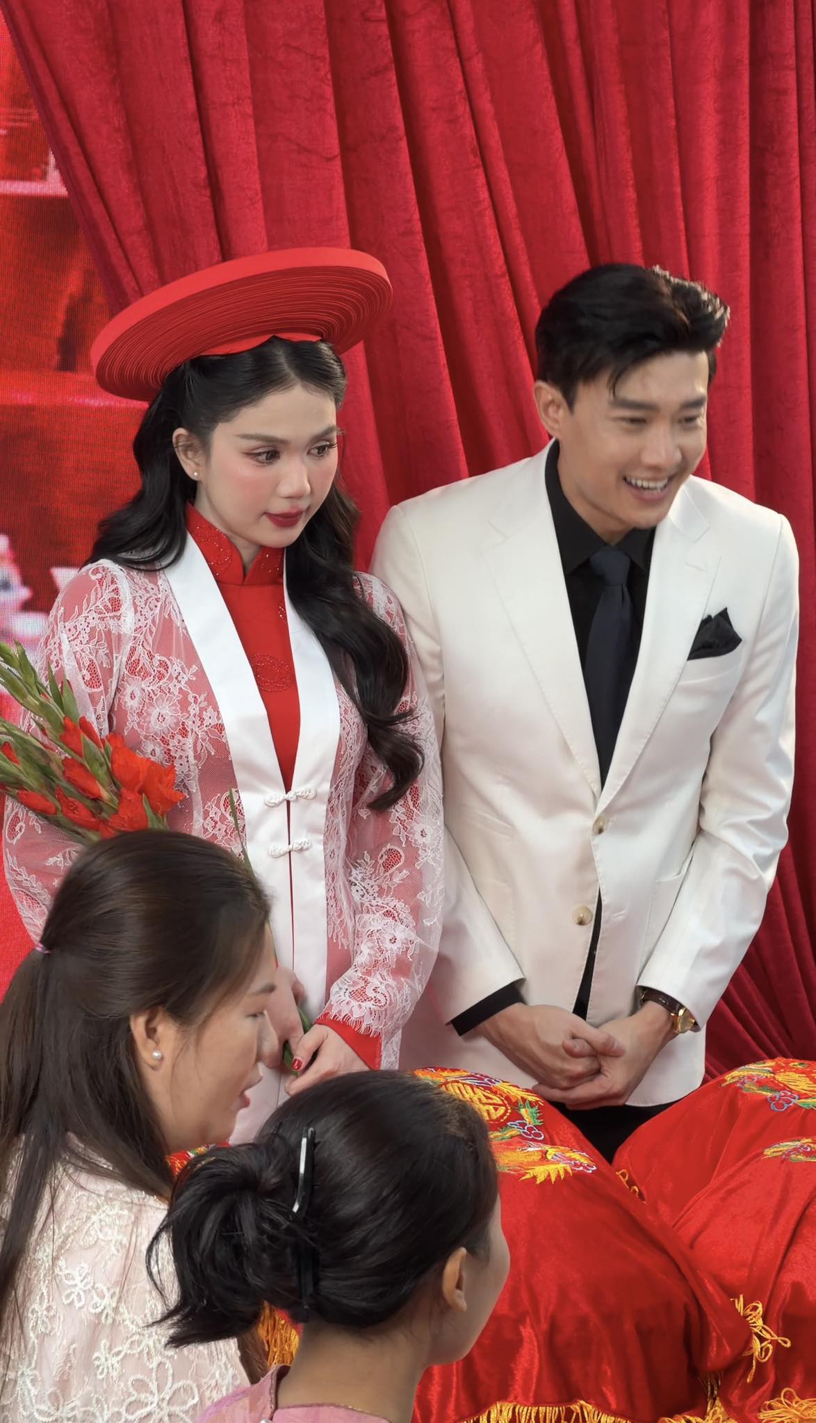 Quốc Trường lộ diện gây sốc: Lớp trang điểm trắng bóc, kẻ cả viền môi- Ảnh 4.