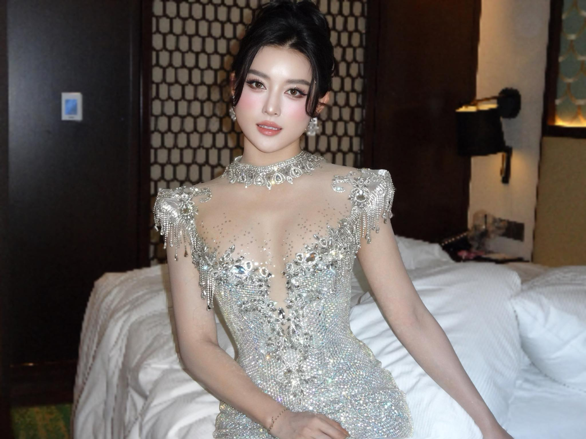 Á hậu Huyền My thanh lý giày hiệu nhưng bùng nổ tranh cãi: 