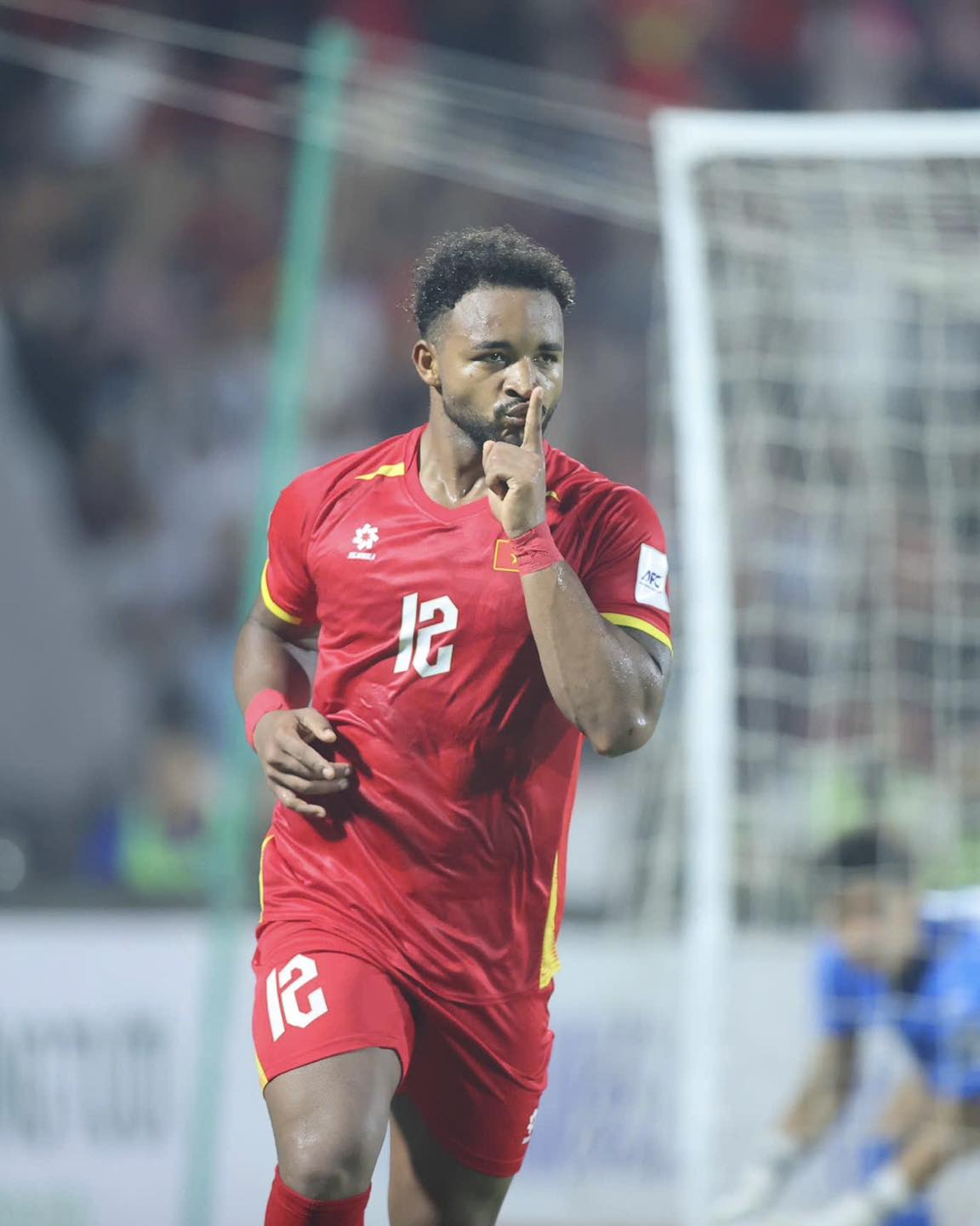 Phỏng vấn nóng Xuân Son sau màn ghi bàn rồi khoe múi: 