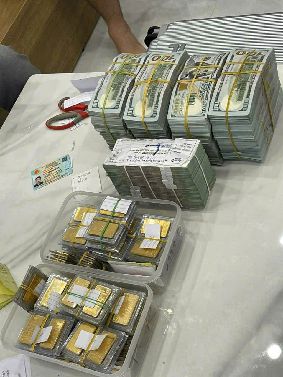 Khám xét khẩn cấp căn hộ cao cấp của bạn gái Mr Pips: Thu giữ 214 miếng vàng, 28 đồng hồ đeo tay cao cấp cùng 