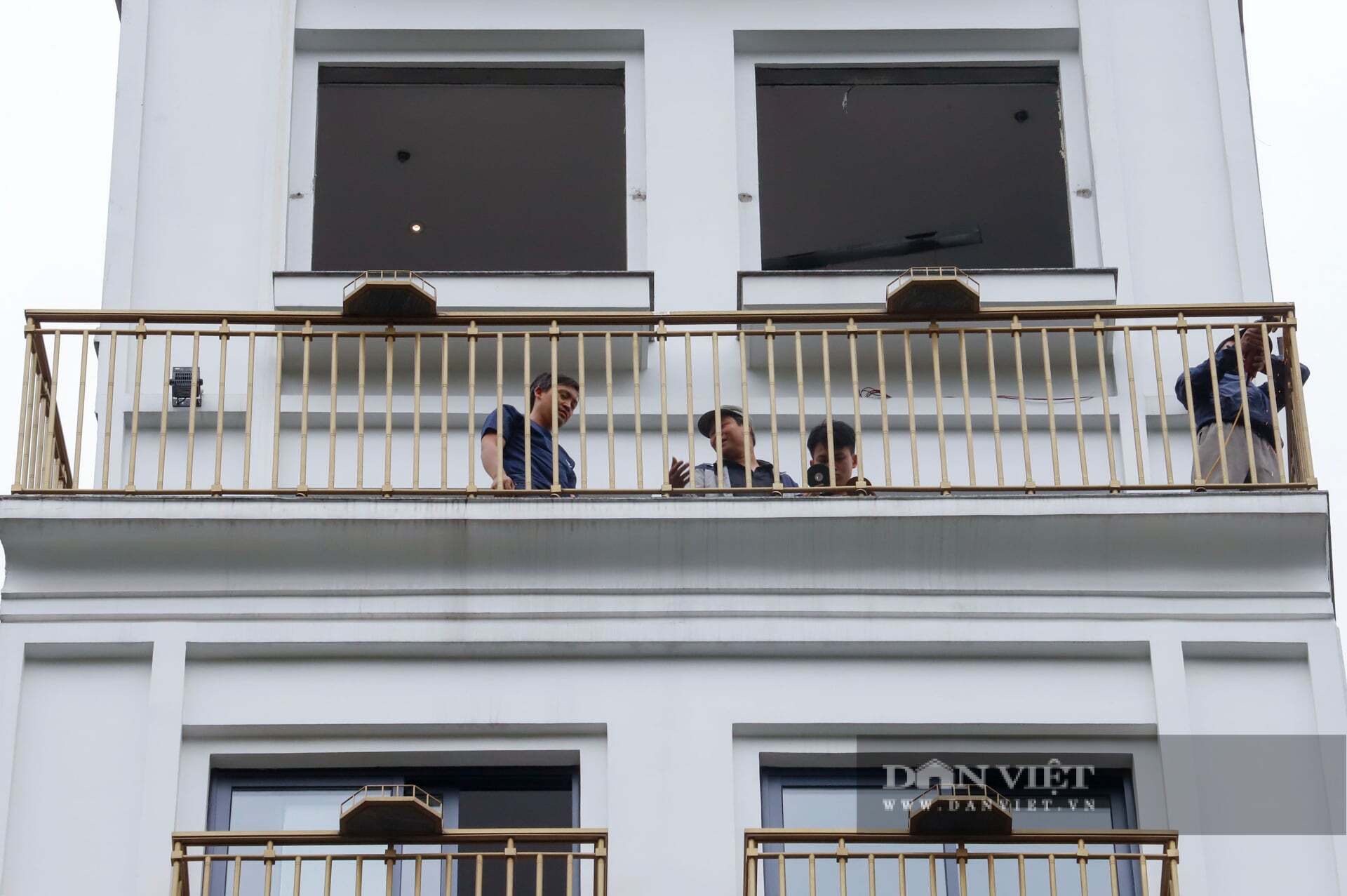 Cận cảnh khách sạn 9 tầng trên “đất vàng” cạnh Hồ Hoàn Kiếm bắt đầu di dời tài sản để giải phóng mặt bằng- Ảnh 2.