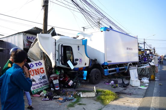 CLIP: Cabin bị sụp, xe tải mất lái tông vào nhiều phương tiện ven đường- Ảnh 1.