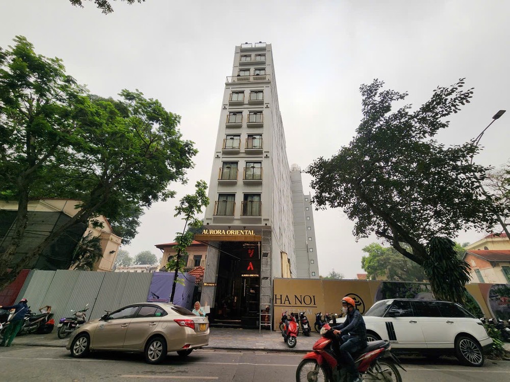 Cận cảnh khách sạn 9 tầng trên “đất vàng” cạnh Hồ Hoàn Kiếm bắt đầu di dời tài sản để giải phóng mặt bằng- Ảnh 1.