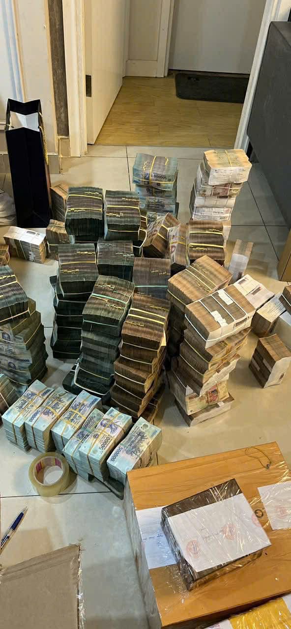 Khám xét khẩn cấp căn hộ cao cấp của bạn gái Mr Pips: Thu giữ 214 miếng vàng, 28 đồng hồ đeo tay cao cấp cùng 