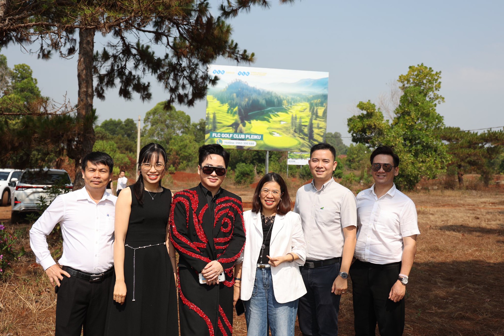 Ca sĩ Tùng Dương đi xem dự án của Chủ tịch Trịnh Văn Quyết trước khi hát tặng ông bài Ca sĩ Tùng Dương đi xem dự án của Chủ tịch Trịnh Văn Quyết trước khi hát tặng ông bài