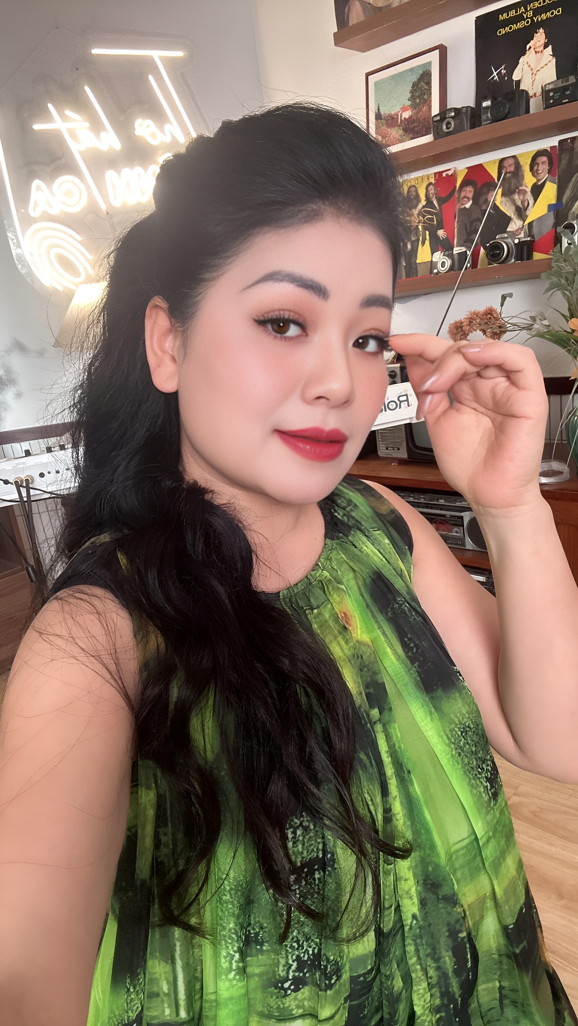 Mẹ đơn thân 4 con là "nữ hoàng nhạc đỏ" đình đám: "Hôm nay trời đẹp, em cũng xinh"- Ảnh 2.