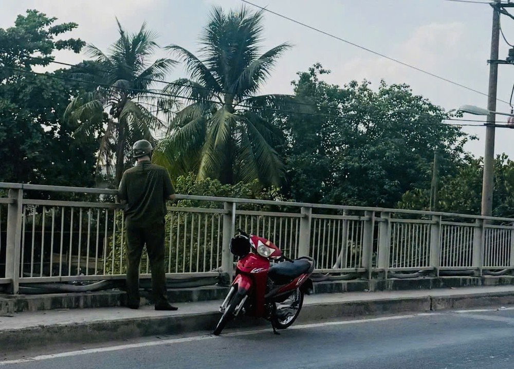 Tài xế xe ôm nghi nhảy cầu tự tử ở TP.HCM: Đồng nghiệp tiết lộ biểu hiện bất thường trước đó- Ảnh 1.