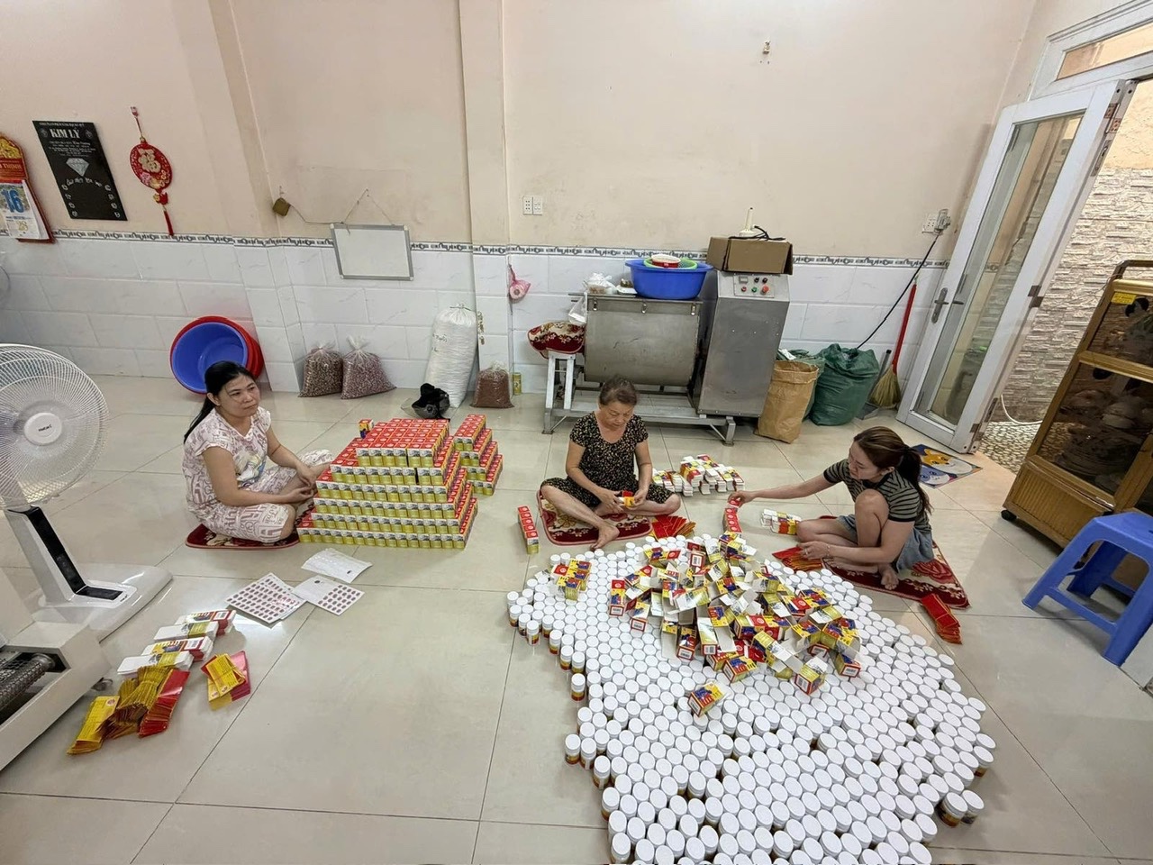 Đột kích “xưởng” thuốc giả khủng ở TP.HCM: Thu giữ 790kg viên nén, 4.000 hộp thuốc dán "mác" ngoại - Ảnh 2.