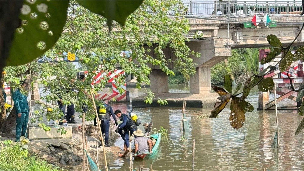 Tài xế xe ôm nghi nhảy cầu tự tử ở TP.HCM: Đồng nghiệp tiết lộ biểu hiện bất thường trước đó- Ảnh 2.