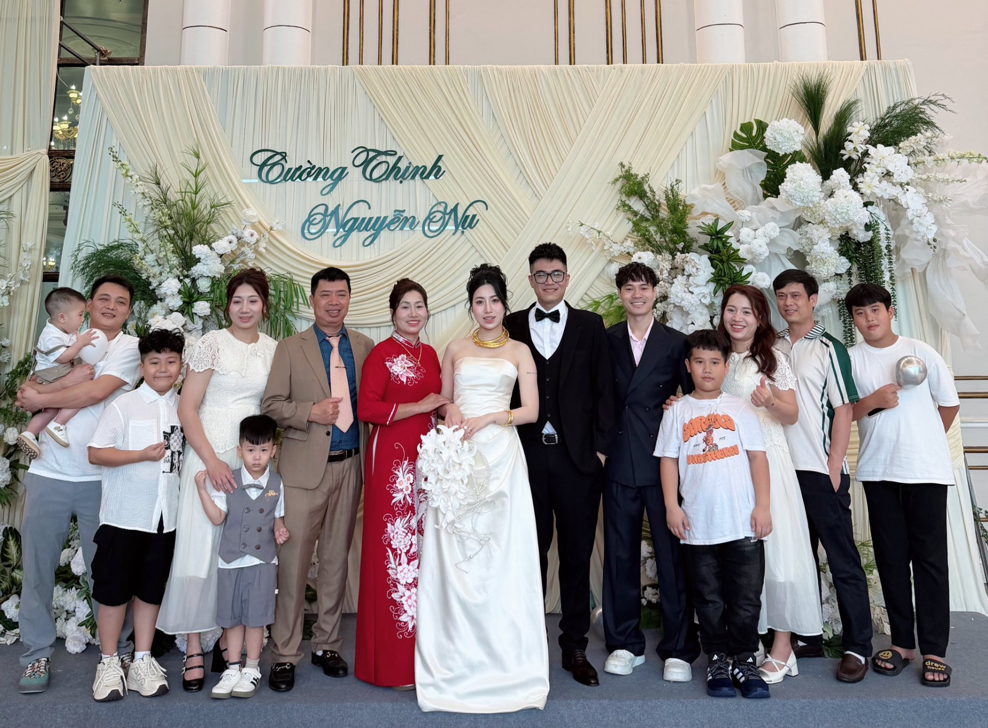 Văn Toàn diện vest bảnh bao ăn cưới em gái, cô dâu visual sáng bừng, vàng đeo trĩu cổ- Ảnh 2.