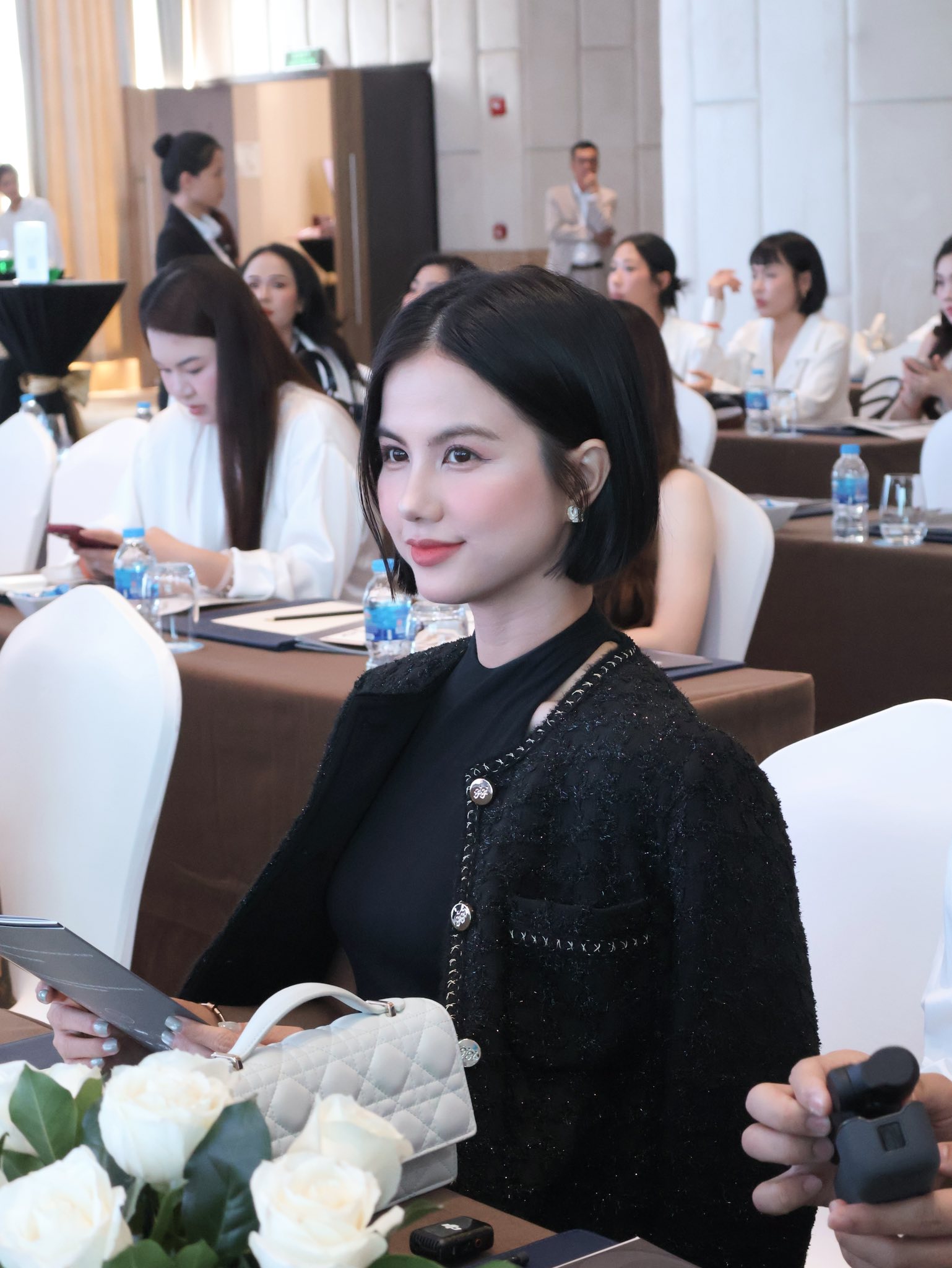 Bác sĩ Nguyễn Linh Thuỳ - được tìm kiếm trên MXH: Tốt nghiệp Đại học Y Dược TP.HCM, ngoại hình xinh đẹp- Ảnh 2.