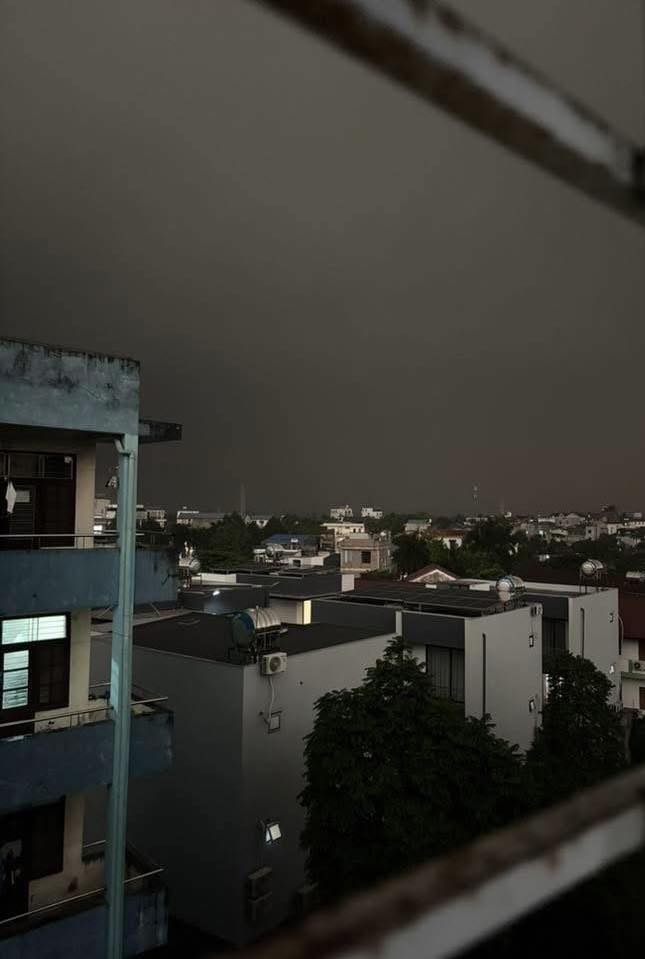 Cảnh tượng kỳ lạ 7h sáng ở Thái Nguyên: Trời vẫn tối đen như mực, người dân phải bật đèn pha di chuyền- Ảnh 4.