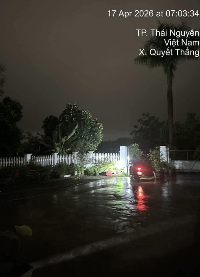 Cảnh tượng kỳ lạ 7h sáng ở Thái Nguyên: Trời vẫn tối đen như mực, người dân phải bật đèn pha di chuyền- Ảnh 3.