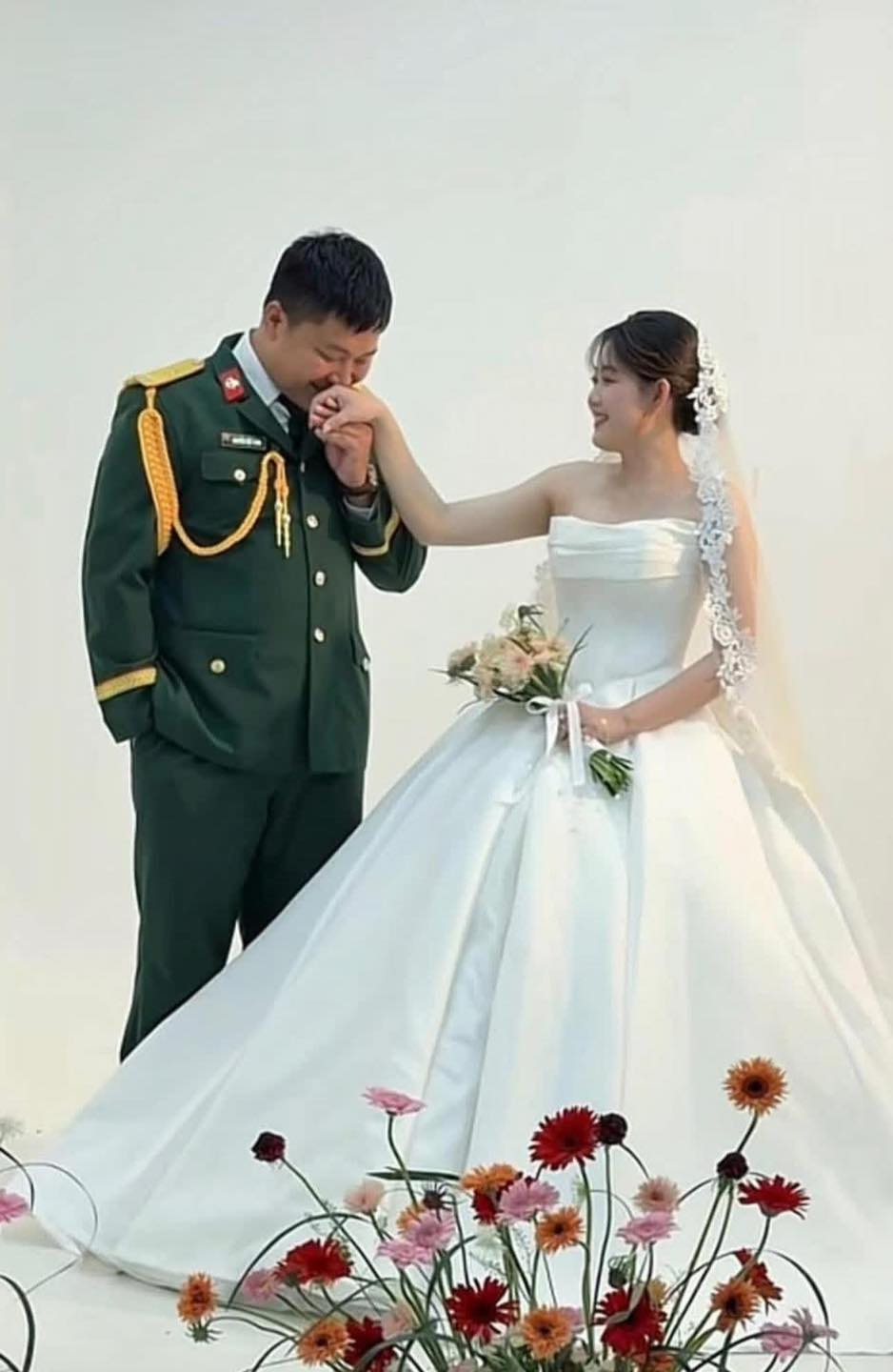 Mũi trưởng Long tung ảnh cưới nét căng, nói đúng một chữ khi công khai nhan sắc cô dâu - Ảnh 4.