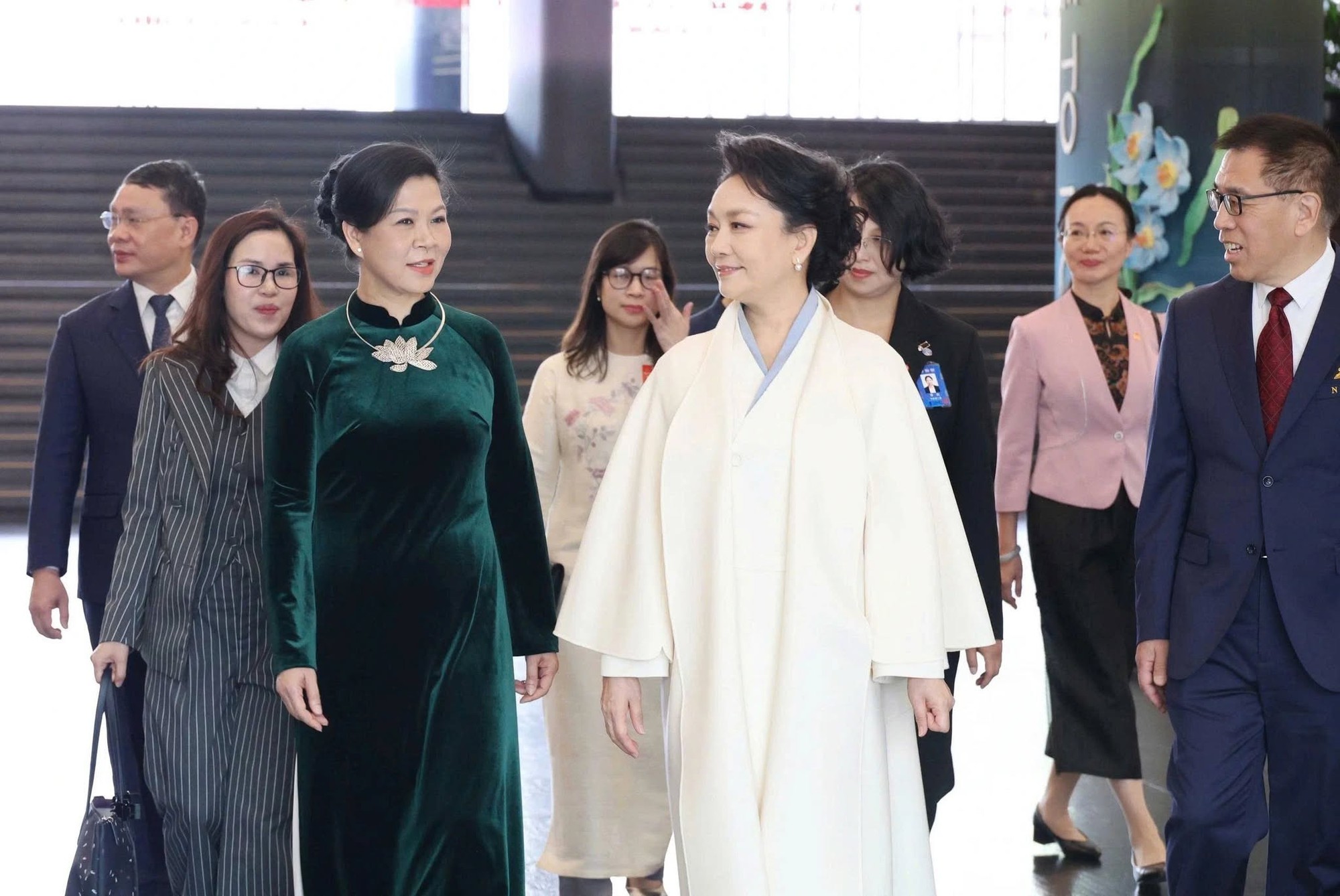 Công trình phu nhân TBT Tô Lâm vừa thăm: Bao quanh bởi hồ nhân tạo, có lối vào qua hành lang ngầm - Ảnh 2.