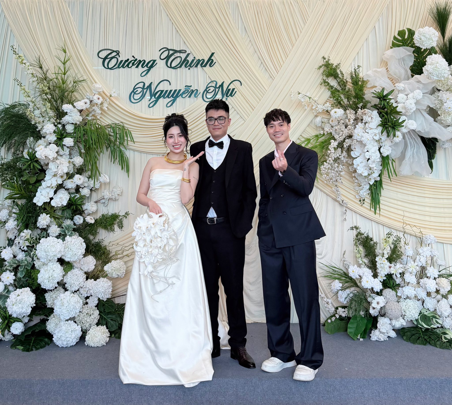 Văn Toàn diện vest bảnh bao ăn cưới em gái, cô dâu visual sáng bừng, vàng đeo trĩu cổ- Ảnh 1.