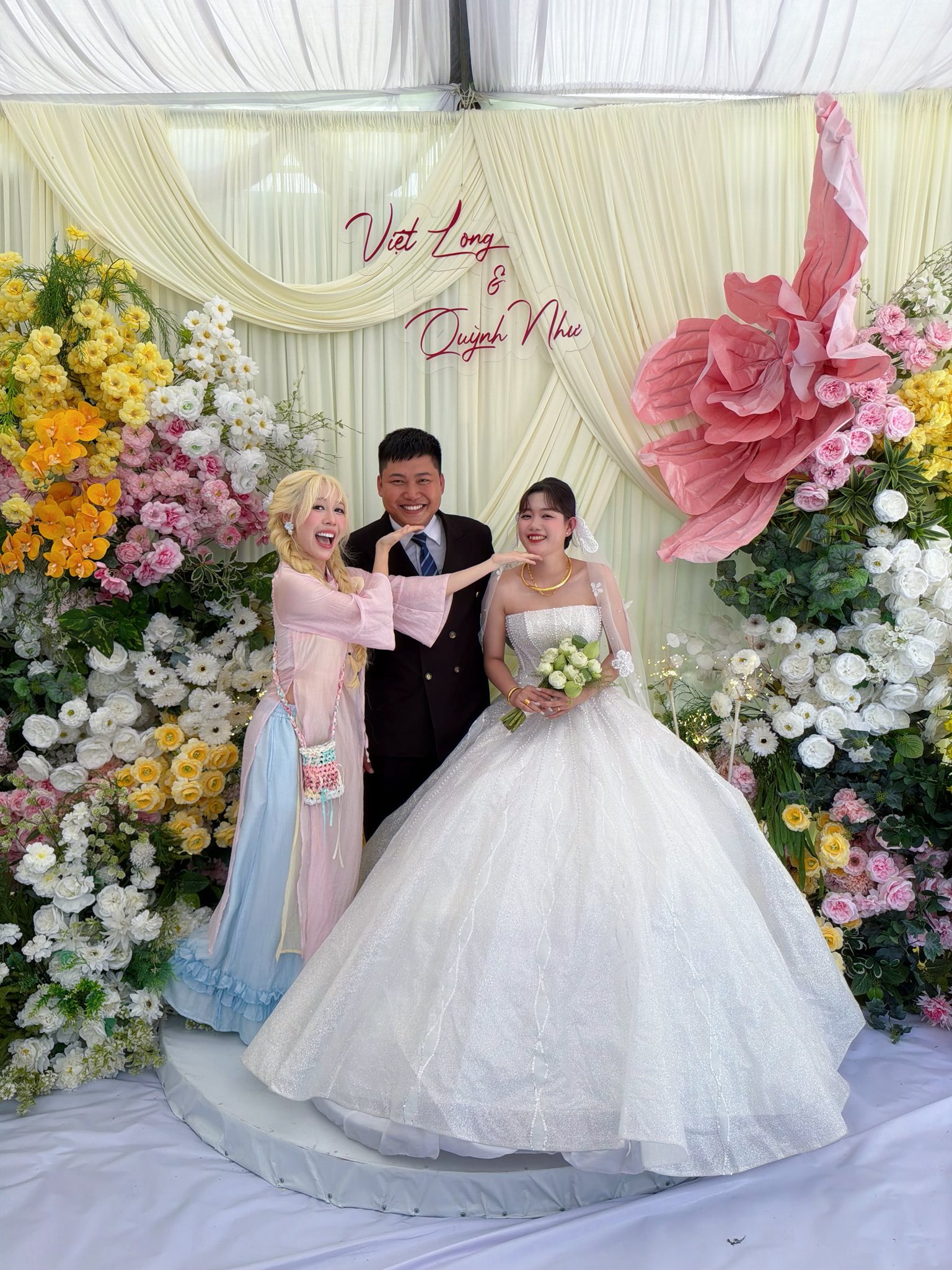 Hậu Hoàng xinh xắn tại đám cưới Mũi trưởng Long, nói 1 câu rõ thái độ vụ "đẩy thuyền" suốt 5 năm- Ảnh 2.