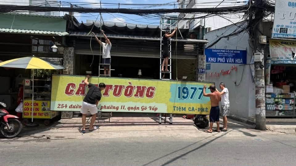 Tháo dỡ biển quán cà phê 25 nghìn một ly ở Gò Vấp của nữ NSƯT nổi đình đám miền Nam một thời- Ảnh 1.