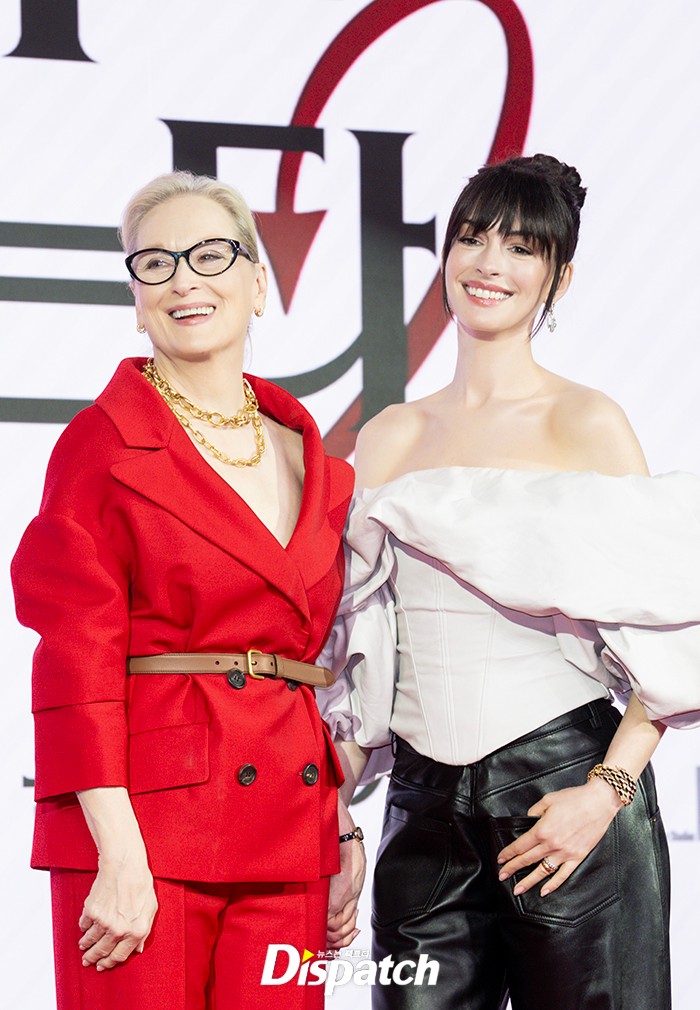 Khung hình viral nhất hôm nay: Jang Won Young đụng độ Anne Hathaway - Meryl Streep, "công chúa Kpop" có bị 2 minh tinh huyền thoại lấn át?- Ảnh 6.