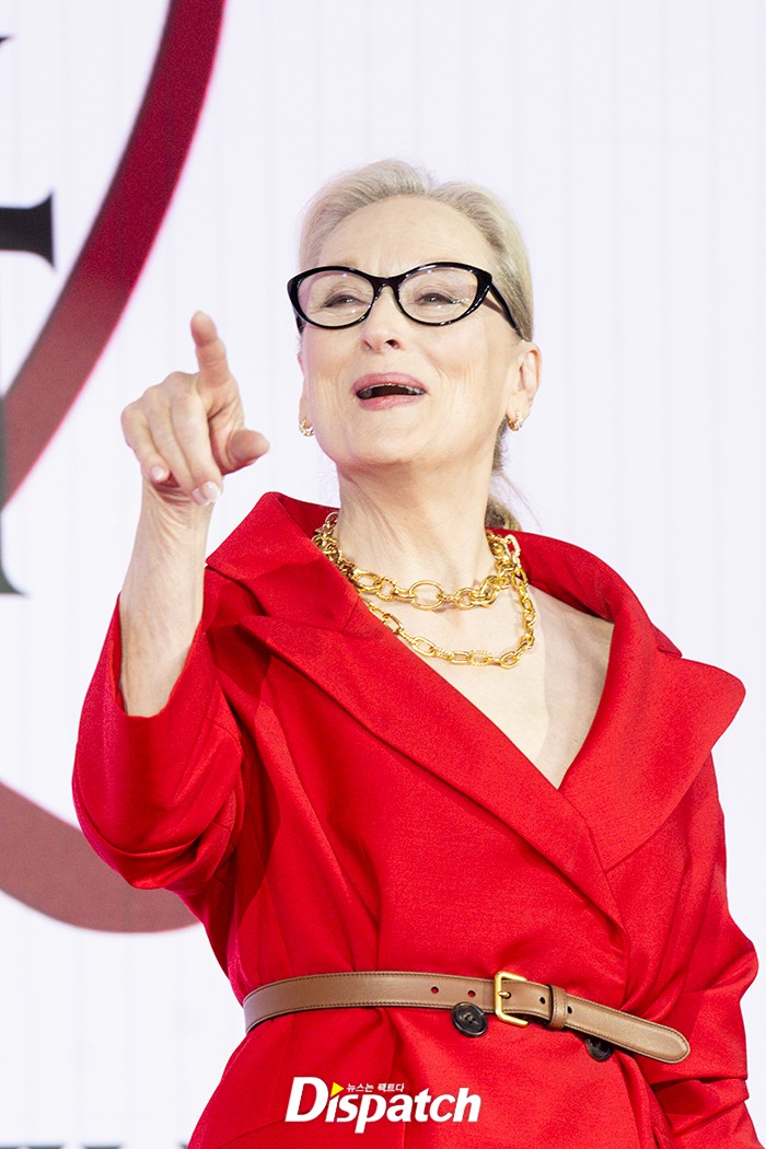 Khung hình viral nhất hôm nay: Jang Won Young đụng độ Anne Hathaway - Meryl Streep, "công chúa Kpop" có bị 2 minh tinh huyền thoại lấn át?- Ảnh 15.