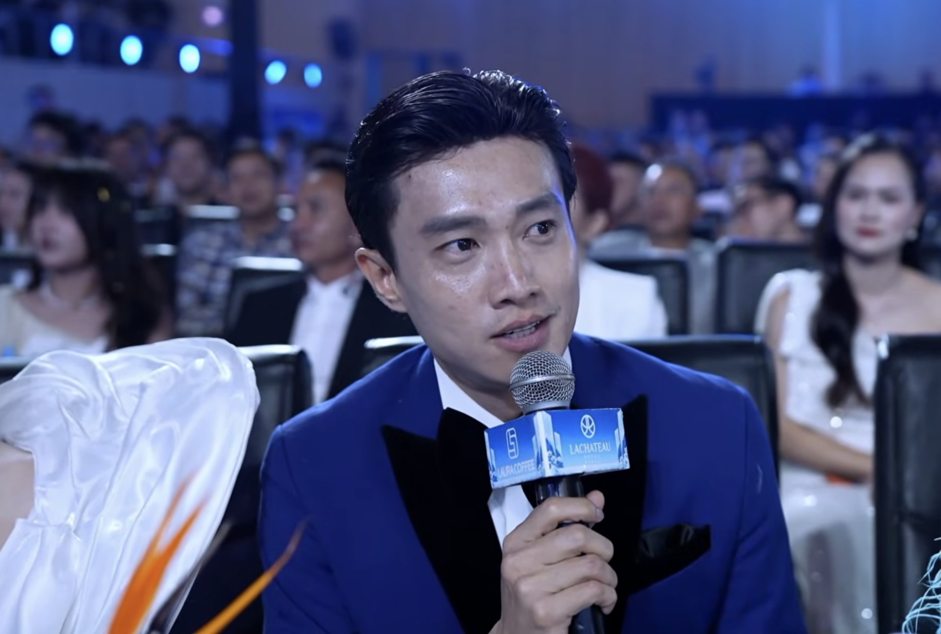 Quốc Trường lộ diện gây sốc: Lớp trang điểm trắng bóc, kẻ cả viền môi- Ảnh 2.