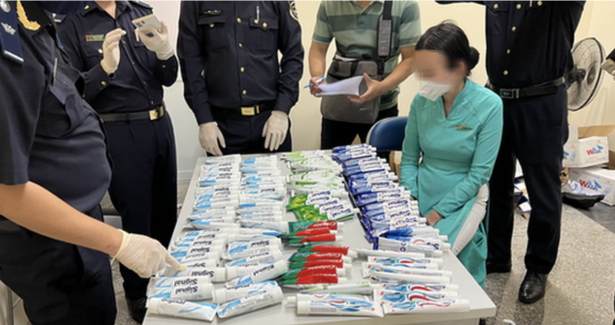 Ai đã bỏ ma tuý vào vali đưa 4 tiếp viên Vietnam Airlines xách về Việt Nam?- Ảnh 1.